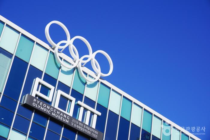 올림픽의 시작인 그리스 아테네 신천의 모습을 형상화하고 평창동계올림픽의 영문 약자를 활용한 로고 디자인이 인상적이다