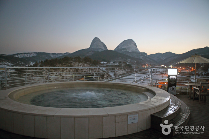 마이산 봉우리를 바라보며 노천욕 할 수 있는 진안홍삼스파